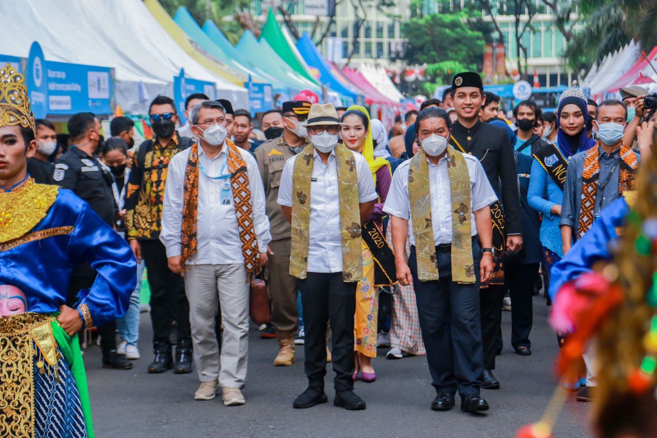 Foto: Pilar Saga Ichsan bersama PJ Gubernur Banten Al Muktabar pada Tangsel Digifest 2022.