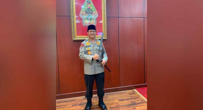 Irjen Rudy Heriyanto Pamer Golok Banten