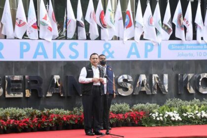 Firli Bahuri di Depan Gedung Merah Putih