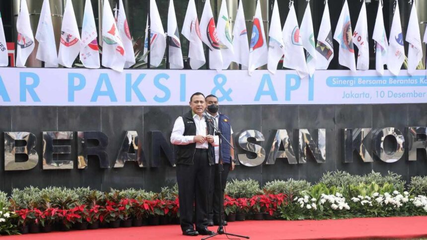 Firli Bahuri di Depan Gedung Merah Putih
