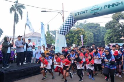 Benyamin Davnie Lepas Peserta Road to Tangsel Marathon di Pondok Aren