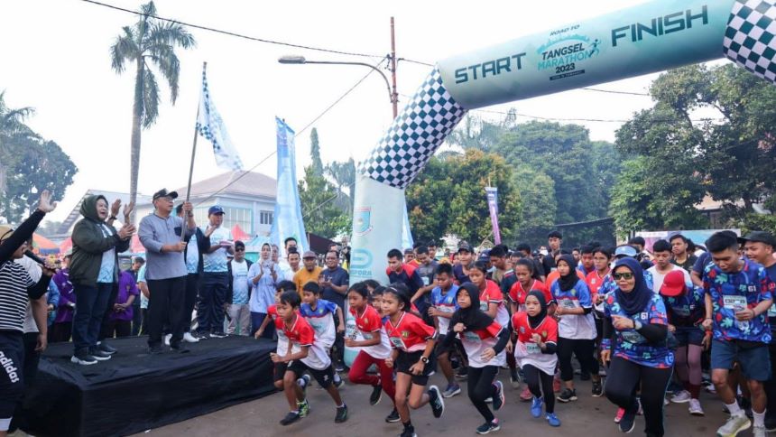 Benyamin Davnie Lepas Peserta Road to Tangsel Marathon di Pondok Aren