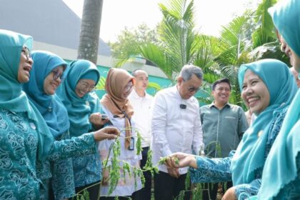 Foto Benyamin Davnie Bersama Kelompok Wanita Tani (KWT) Seroja, Pondok Pucung, Pondok Aren