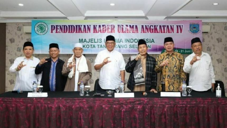 Wali Kota Benyamin Davnie saat Buka Pendidikan Kader Ulama di di Hotel Rizen Premiere, Kabupaten Bogor.