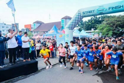 Benyamin Davnie saat Lepas Road to Tangsel Marathon 2023