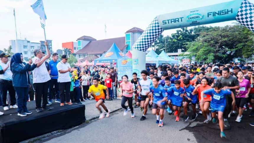 Benyamin Davnie saat Lepas Road to Tangsel Marathon 2023