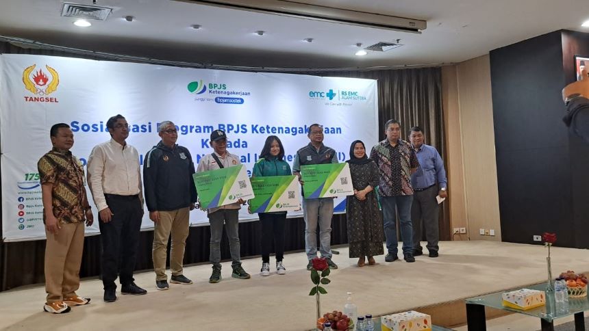 Pengurus dan Atlet KONI Tangsel Saat Menerima Kartu Peserta BPJS Ketenagakerjaan Secara Simbolik dari Kepala Cabang Kantor Wilayah Tangerang Selatan