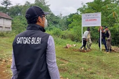 Tampak Satgas BLBI sedang Berada Dilokasi Sitaan Aset Negara