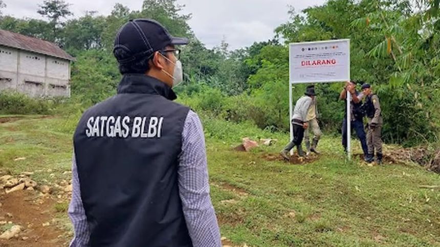 Tampak Satgas BLBI sedang Berada Dilokasi Sitaan Aset Negara