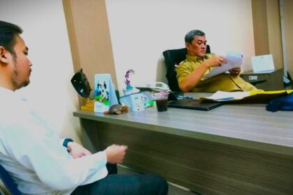 Beredar Foto Alvin (pelamar kerja) saat bertemu langsung dengan Kadisdukcapil Kota Tangerang Selatan (Istimewa).