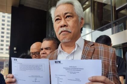 TPDI Menunjukkan Tanda Terima saat Laporkan Jokowi, Ketua MK, Gibran, hingga Kaesang atas Tuduhan KKN