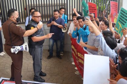 Aliansi Mahasiswa Hukum Jabodetabek demo di depan Kejaksaan Agung dukung pemberantas korupsi.