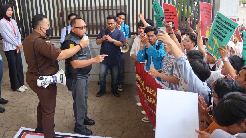 Aliansi Mahasiswa Hukum Jabodetabek demo di depan Kejaksaan Agung dukung pemberantas korupsi.