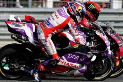 Foto Duel Francesco Bagnaia (Pecco) vs Jorge Martin di Lintasan Balap MotoGP