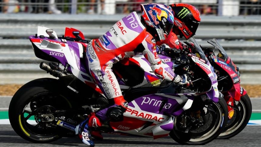 Foto Duel Francesco Bagnaia (Pecco) vs Jorge Martin di Lintasan Balap MotoGP