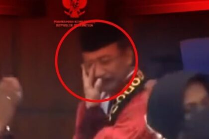 Momen Ketua MK Suhartoyo Haru Menangis
