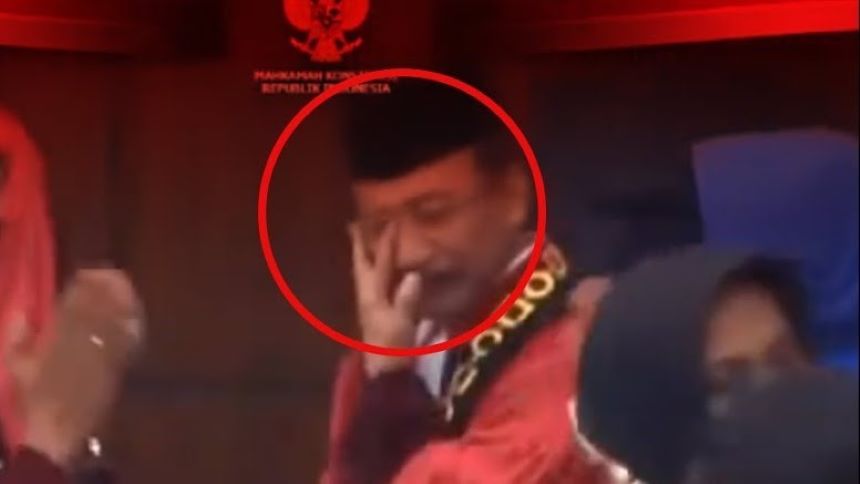 Momen Ketua MK Suhartoyo Haru Menangis