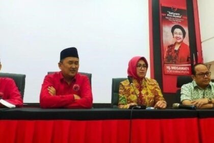 Eks. Walikota Tangerang Selatan, Airin Rachmi Diany menyerahkan formulir pendaftaran bakal Calon Gubernur Banten ke DPD PDIP Banten (Istimewa)