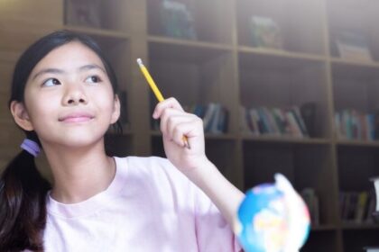 Anak Didik yang Sedang Memikirkan sebuah Konsep