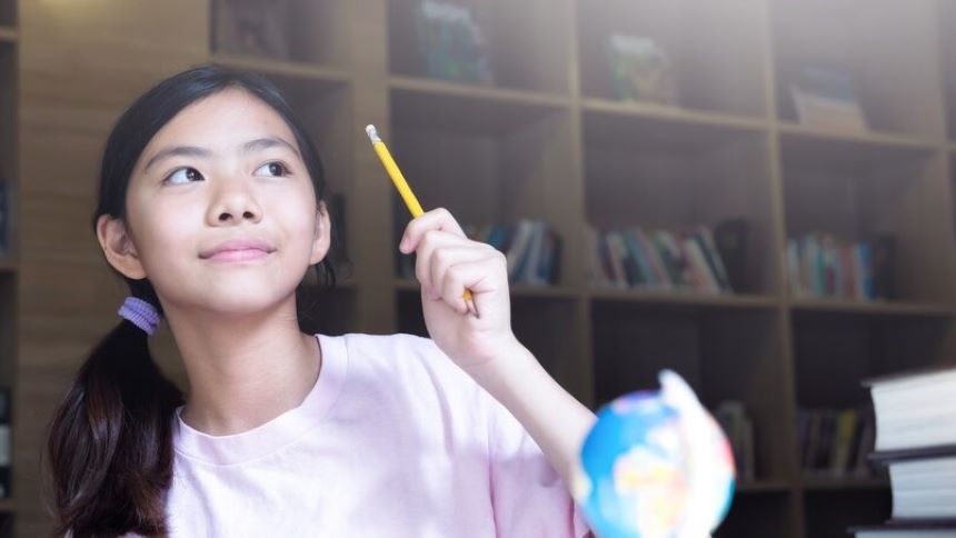 Anak Didik yang Sedang Memikirkan sebuah Konsep
