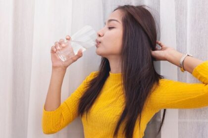 Ilustrasi Seorang Wanita Cantik Sedang Minum Air Putih