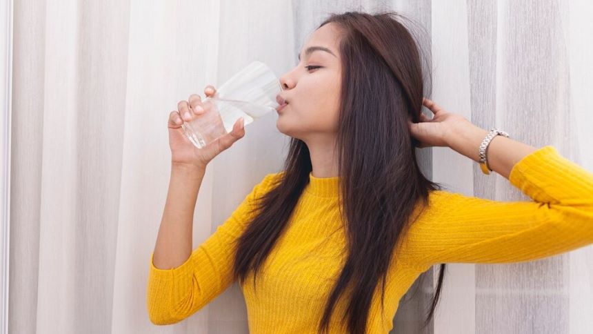 Ilustrasi Seorang Wanita Cantik Sedang Minum Air Putih