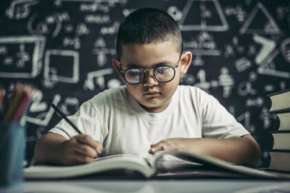 Ilustrasi Anak Sedang Belajar dengan Penuh Konsentrasi, Para Orang Tua Wajib Tahu tentang Kunci Anak Cerdas
