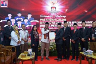 Pasangan calon Wali Kota Bengkulu, Dedy Ermansyah, dan calon Wakil Wali Kota, Nuragiyanti Dewi Permatasari, yang akrab disapa Agi, resmi mendaftarkan diri ke Komisi Pemilihan Umum (KPU) Kota Bengkulu pada hari Rabu, 28 Agustus 2024