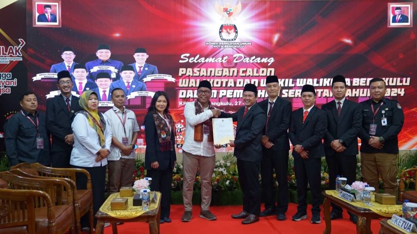 Pasangan calon Wali Kota Bengkulu, Dedy Ermansyah, dan calon Wakil Wali Kota, Nuragiyanti Dewi Permatasari, yang akrab disapa Agi, resmi mendaftarkan diri ke Komisi Pemilihan Umum (KPU) Kota Bengkulu pada hari Rabu, 28 Agustus 2024