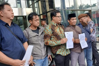 Aktivis 98 yang tergabung dalam 'Nurani 98' geruduk Gedung Merah Putih KPK
