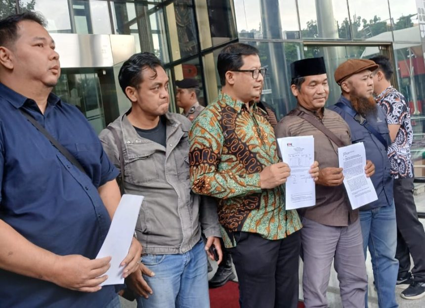 Aktivis 98 yang tergabung dalam 'Nurani 98' geruduk Gedung Merah Putih KPK