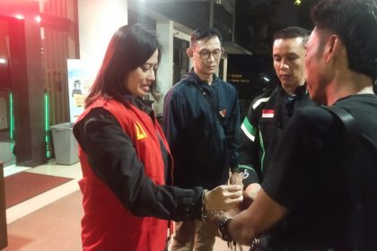 Terpidana kasus penipuan FS saat diamankan Tim Intelijen Kejati Jakarta. (Dok. Puspenkum)