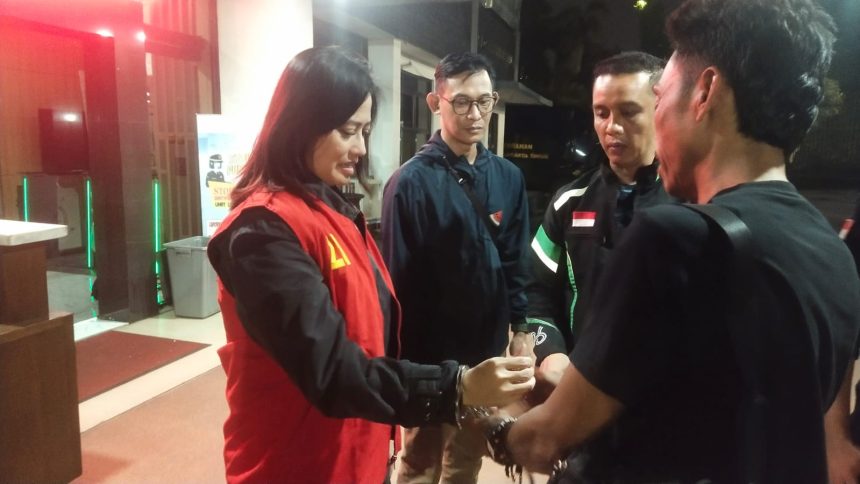 Terpidana kasus penipuan FS saat diamankan Tim Intelijen Kejati Jakarta. (Dok. Puspenkum)