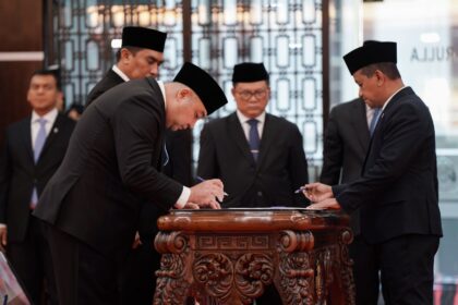 Menteri ESDM Bahlil Lahadalia melantik Direktur Jenderal Minyak dan Gas Bumi (Migas) Achmad Muchtasyar