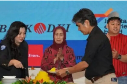 Pemred Harian Terbit Zamzam Siregar dan Ketua Dewan Pers Ninik Rayahu potong tumpeng perayaan HUT ke - 53 Harian Terbit