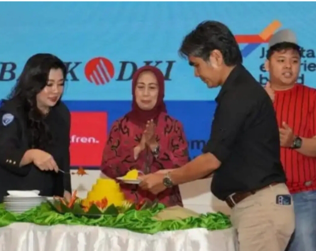 Pemred Harian Terbit Zamzam Siregar dan Ketua Dewan Pers Ninik Rayahu potong tumpeng perayaan HUT ke - 53 Harian Terbit