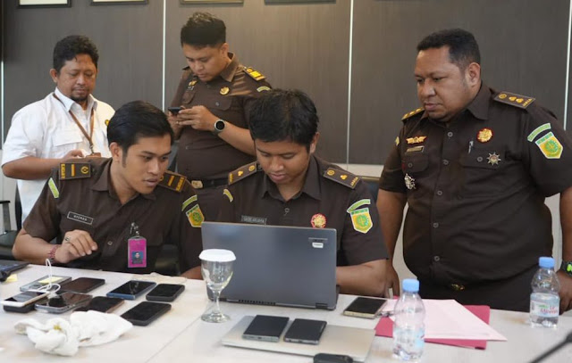 Tim penyidik Pidsus Kejagung saat melakukan penggeledahan Ditjen Migas ESDM