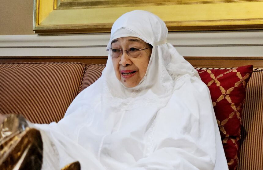 Presiden Kelima RI Megawati Soekarnoputri usai ibadah umroh