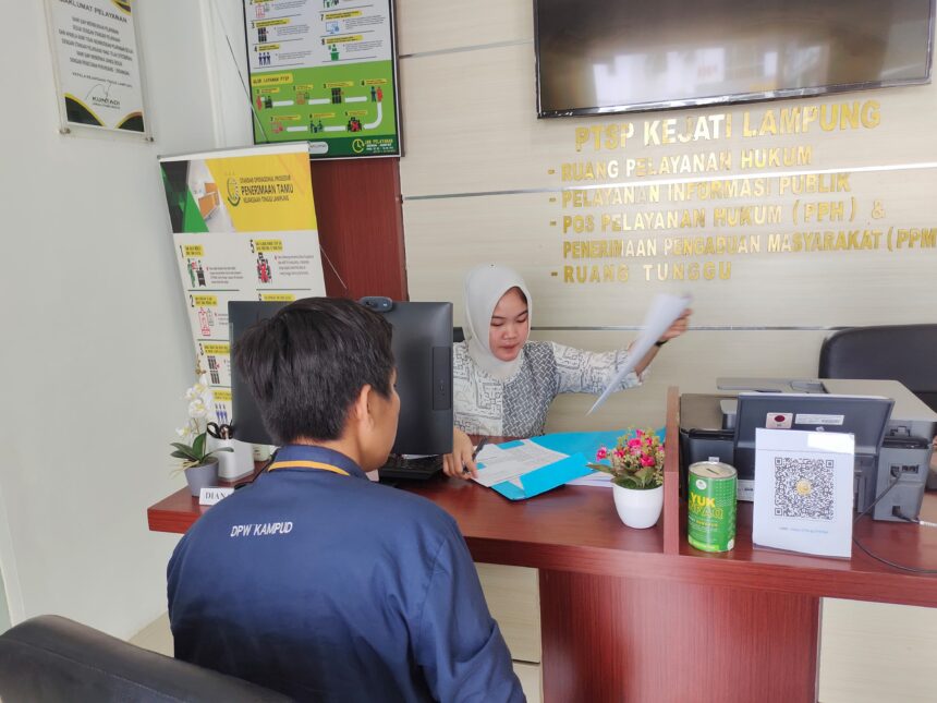 Kasus dugaan korupsi proyek peningkatan ruas jalan Kp Riau Periangan, Kecamatan Pubian dengan nilai harga perhitungan sendiri (HPS) Rp3,9 miliar dari alokasi APBD tahun anggaran 2023 pada Dinas Bina Marga dan Bina Konstruksi (BMBK) Kabupaten Lampung Tengah dilaporkan ke kantor Kejaksaan Tinggi (Kejati) Lampung.