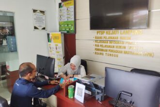 Komite Aksi Masyarakat dan Pemuda untuk Demokrasi (KAMPUD) melaporkan dugaan tindak pidana korupsi (Tipikor) ke Kejati Lampung