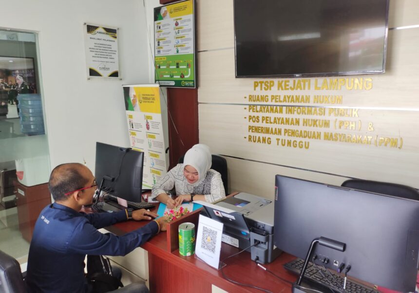 Komite Aksi Masyarakat dan Pemuda untuk Demokrasi (KAMPUD) melaporkan dugaan tindak pidana korupsi (Tipikor) ke Kejati Lampung