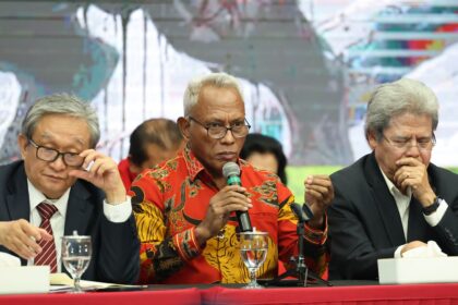 Ketua DPP PDIP Bidang Kehormatan, Komaruddin Watubun dalam konferensi pers yang digelar di kantor DPP PDIP