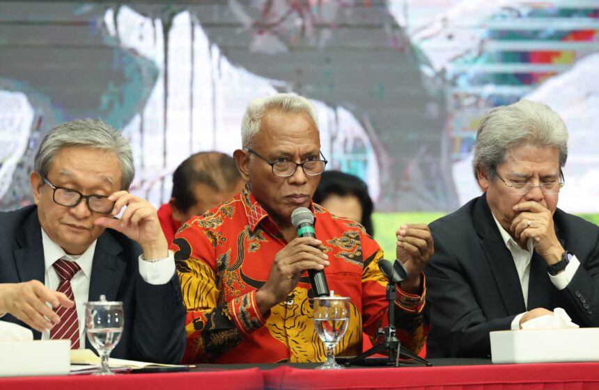 Ketua DPP PDIP Bidang Kehormatan, Komaruddin Watubun dalam konferensi pers yang digelar di kantor DPP PDIP