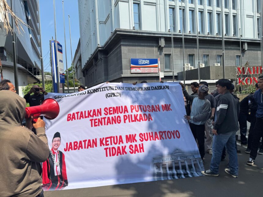 Gerakan Pro Konstitusi dan Demokrasi Daerah (GPKD) melakukan aksi demonstrasi di Gedung Mahkamah Konstitusi