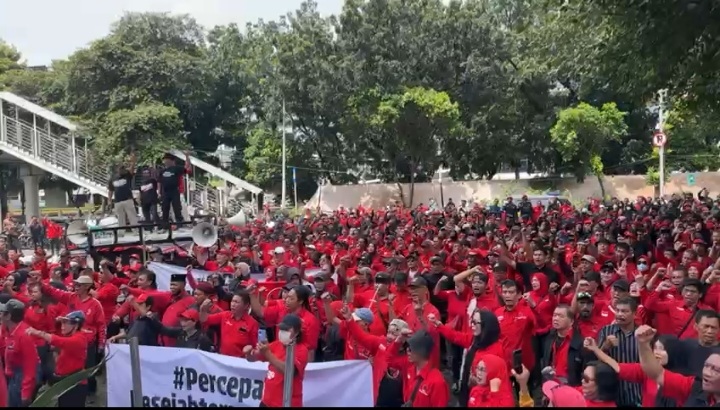 Kader PDIP geruduk Gedung KPK