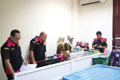 Tim Penyidik Kejaksaan Tinggi (Kejati) Banten menggeledah kantor DLHK Kota Tangsel
