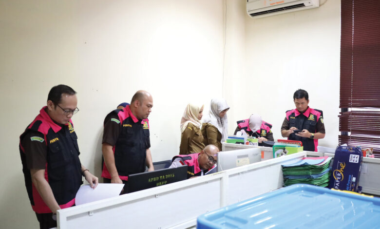 Tim Penyidik Kejaksaan Tinggi (Kejati) Banten menggeledah kantor DLHK Kota Tangsel