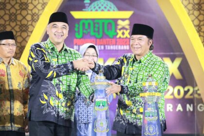 Mantan Penjabat Gubernur Banten Al Muktabar dan mantan Bupati Tangerang Ahmed Zaki Iskandar