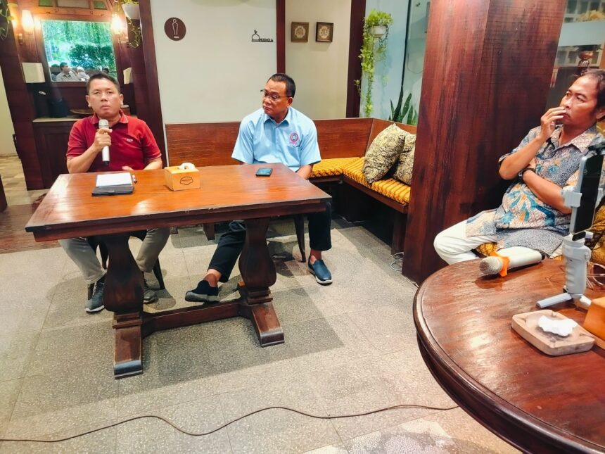 Ketua Umum Konfederasi Serikat Pekerja Seluruh Indonesia (KSPSI) Jumhur Hidayat dan Praktisi Hukum Saleh Arifin Nasution saat berbincang dengan media di Jakarta