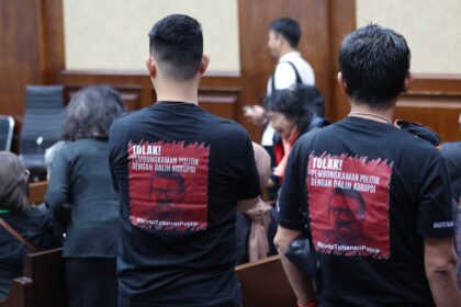 Puluhan anak muda memakai kaus berwarna hitam dengan tulisan khusus mendukung Hasto Isinya “Tolak Pembungkaman Politik dengan Dalih Korupsi, Hasto Tahanan Politik”.
